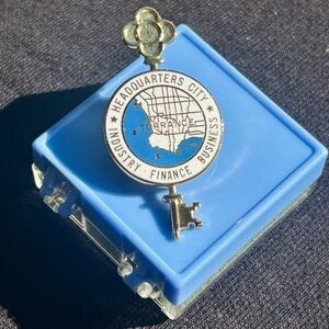 Vintage Key to the City Lapel Pin Gold Enamel California Souvenir Badge w Case